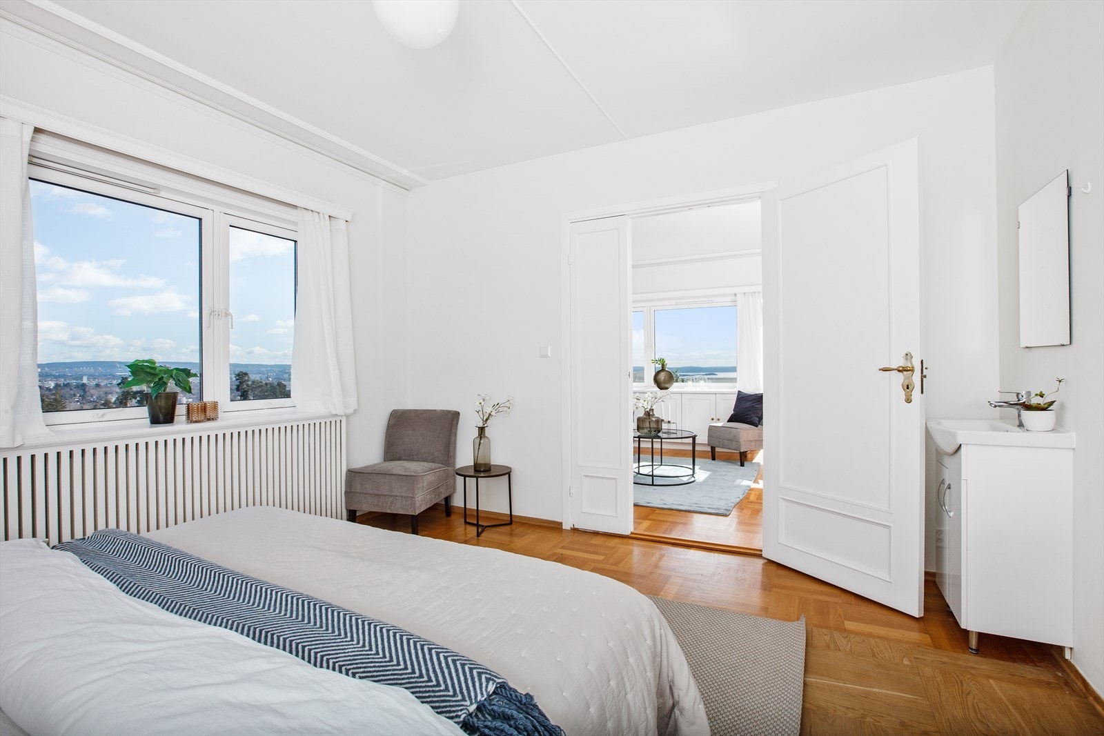 Det største soverommet har god plass til en bred seng med nattbord på hver side og garderobeløsning. På rommet er det montert servant. Galleribilde
