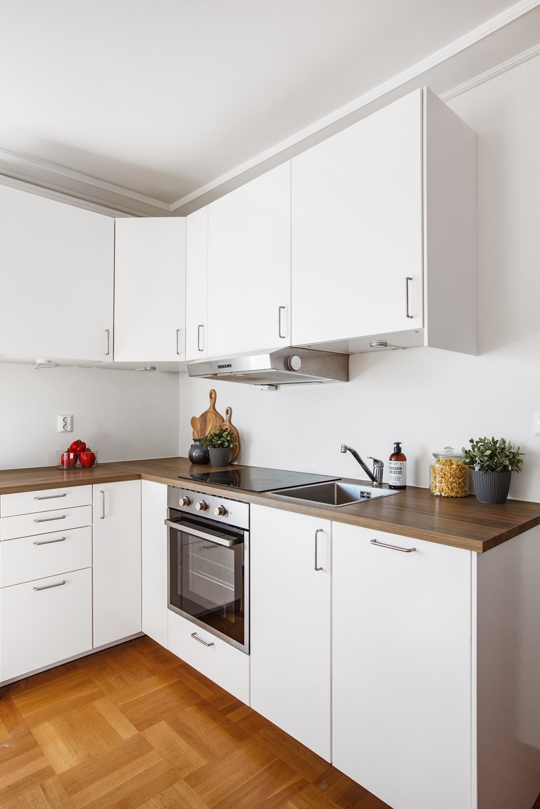De integrerte hvitevarene består av stekeovn, platetopp og oppvaskmaskin. Det er frittstående kjøl-/fryseskap. Over kokesonen er det kjøkkenventilator med kullfilter. Galleribilde
