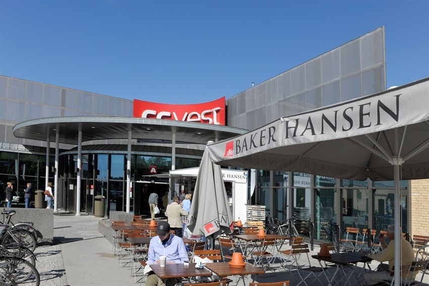Dersom du ønsker et ytterligere servicetilbud er det kort avstand til det lokale og anerkjente kjøpesenteret CC-Vest. Her er det en rekke kaféer, restauranter, vinmonopol, MENY-matbutikk, frisør, apotek, samt en rekke spesialforretninger og kjedebutikker. Galleribilde