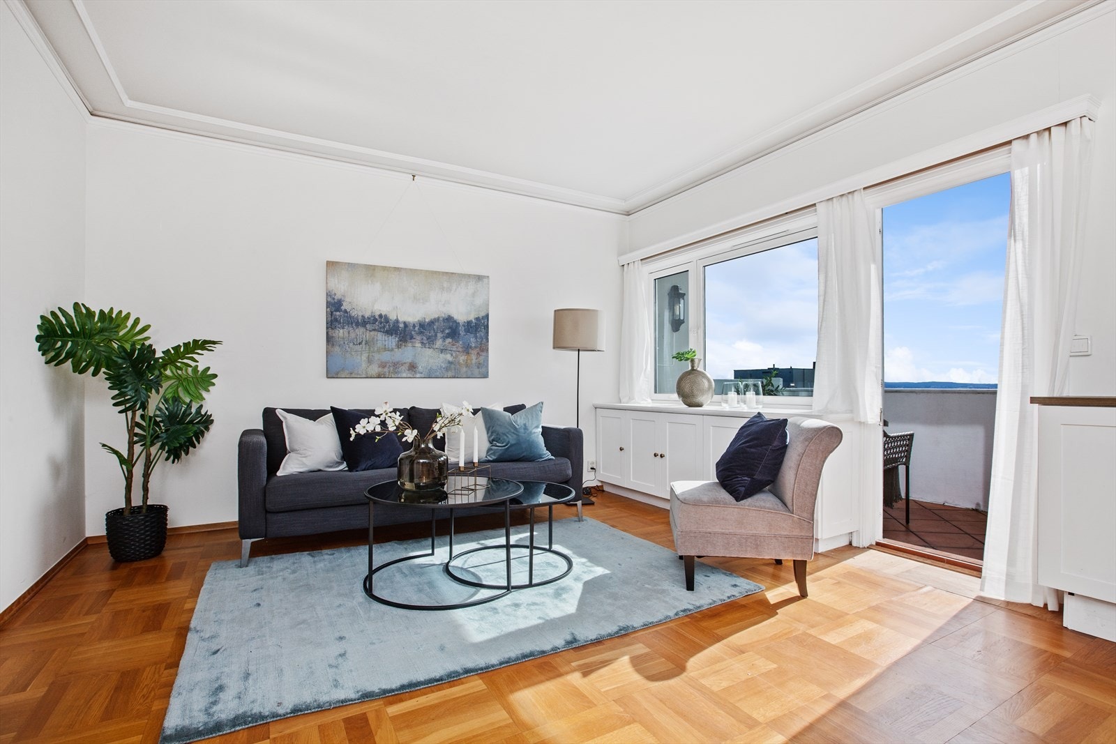 De store vindusflatene sørger for et godt lysinnslipp. Galleribilde