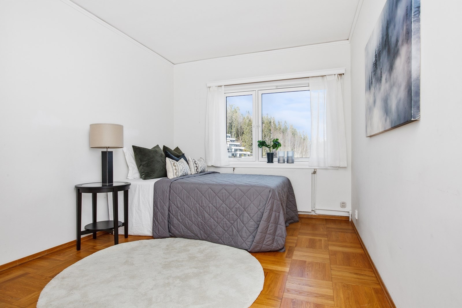Soverom ll er det nest største rommet og har garderobeskap. Galleribilde