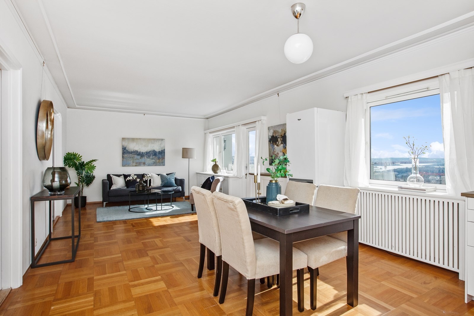 Det er god plass til spise- og sofagruppe med tilhørende møblement. Galleribilde
