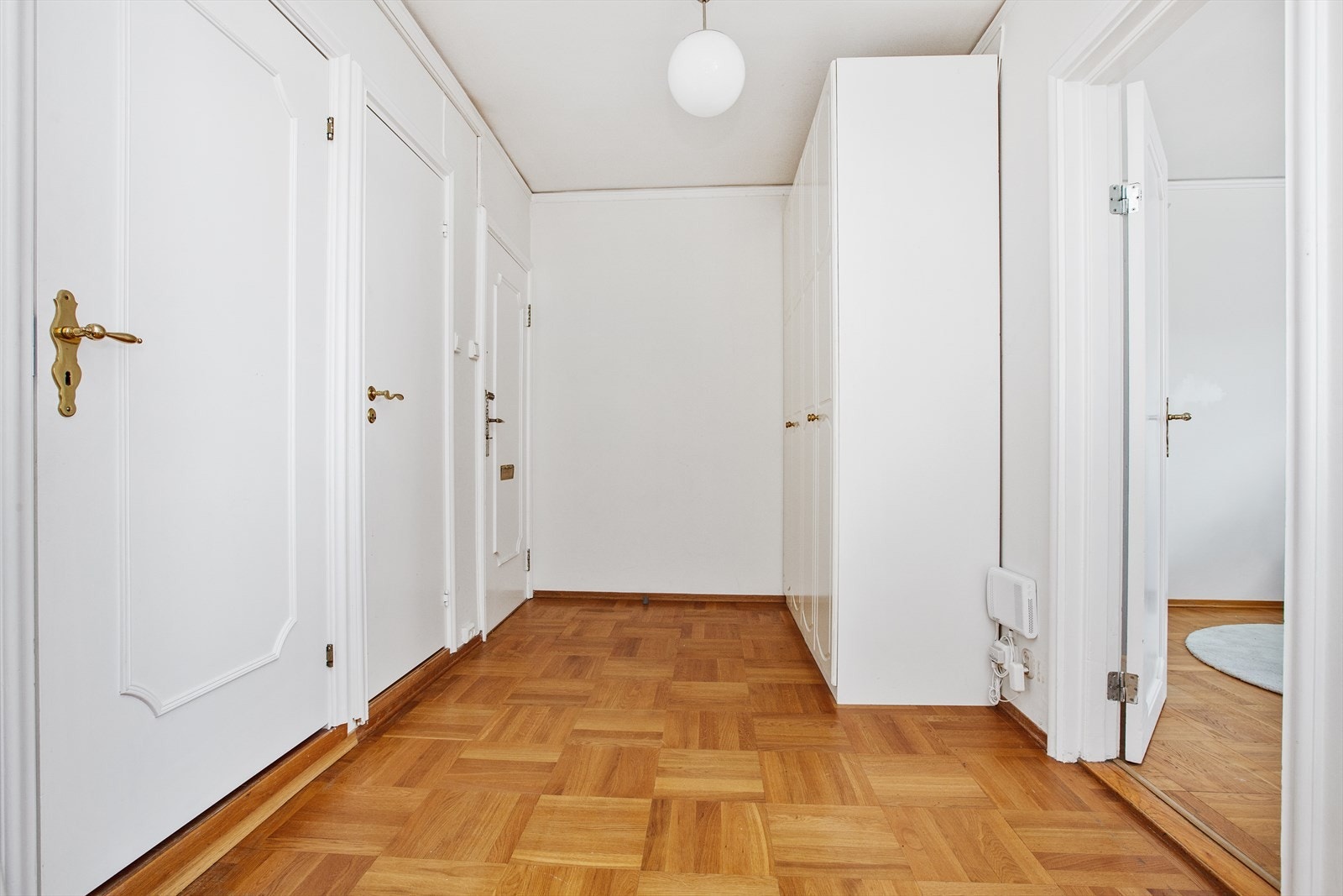 Du ønskes velkommen inn i en romslig entré med god plass til å henge fra seg yttertøy og sette fra seg sko i garderobeskapet. Galleribilde