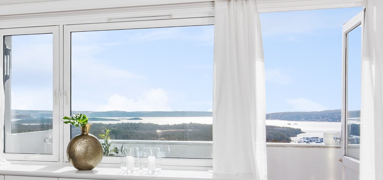 Fantastisk utsikt utover byen og sjøen. Galleribilde