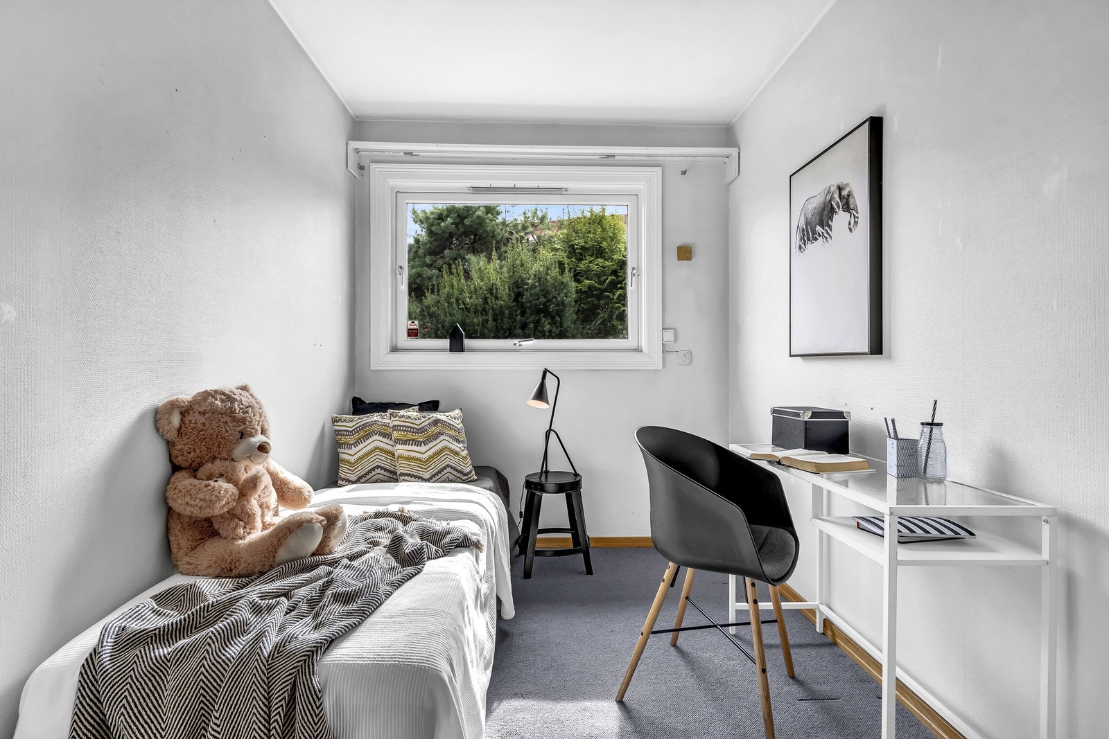 Soverom nr. 2 har også gode garderobeløsninger og passer ypperlig som barnerom/gjesterom/kontor, alt etter eget behov Galleribilde