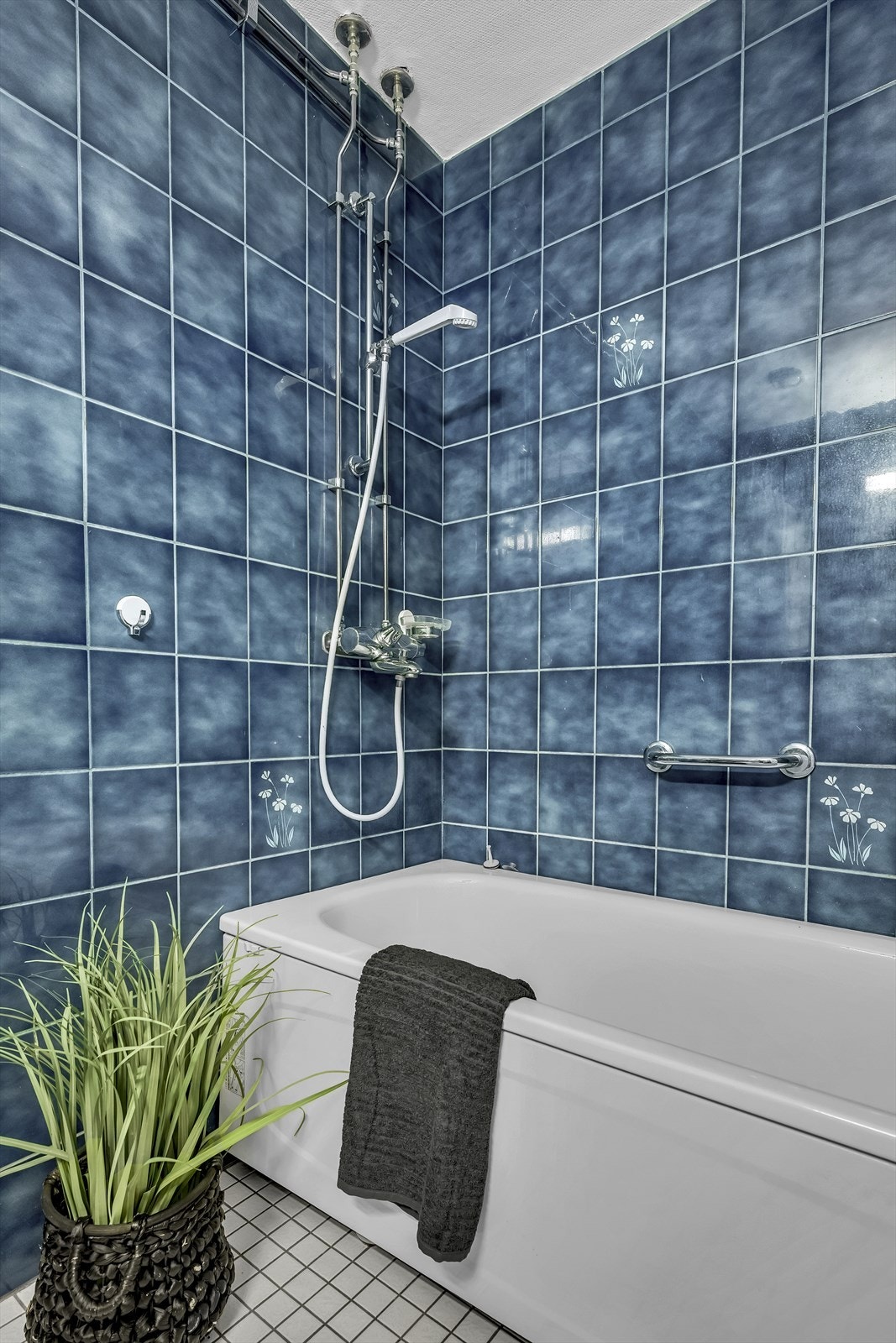Badet er innredet med vegghengt servantskap og benkeplate av laminat Galleribilde