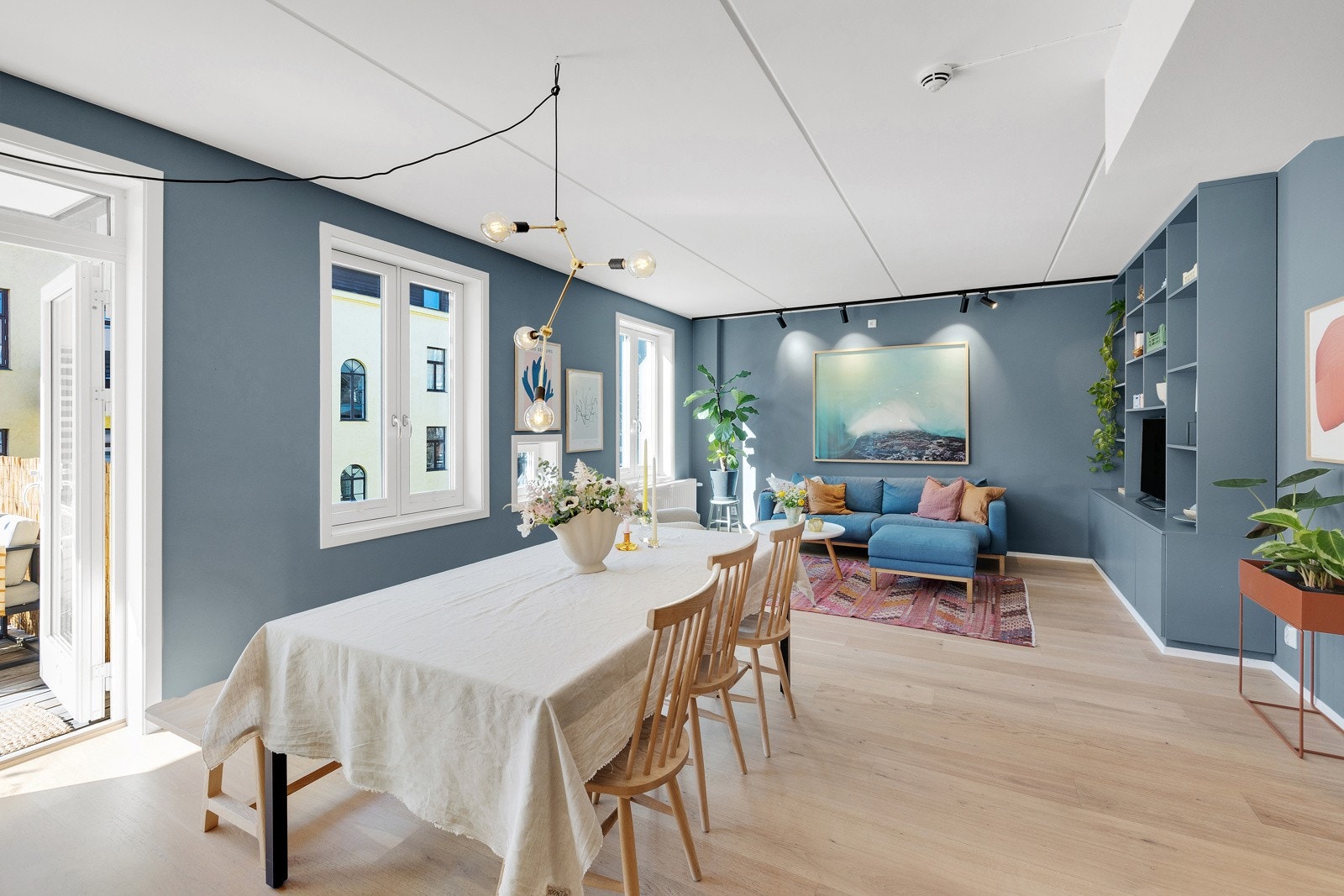 Stor og luftig stue med god plass til sofagruppe og spisebord Galleribilde