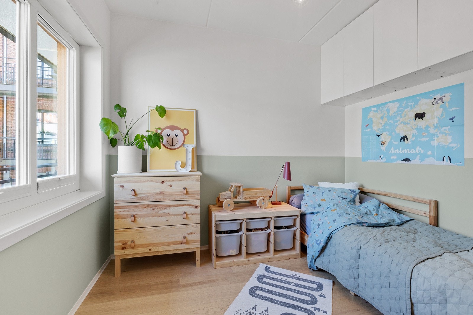 Soverom II - Hyggelig barnerom med plass til seng, kommoder og eventuelt skap. Galleribilde