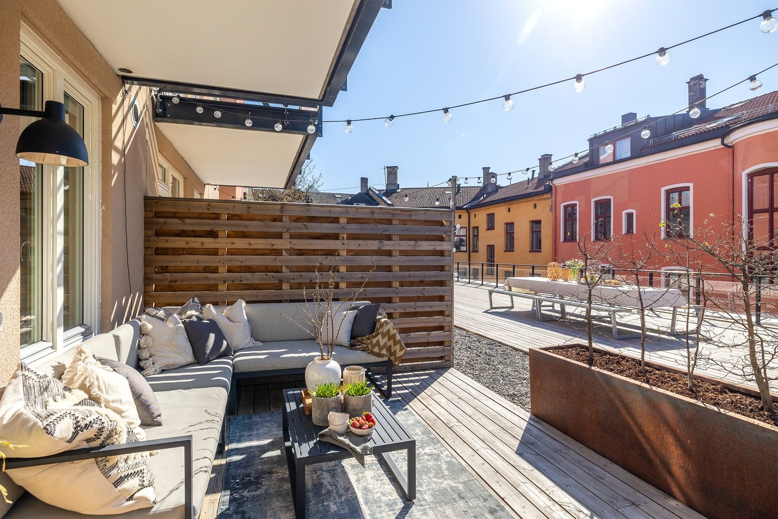 Leiligheten ligger i byggets tredje etasje med terrasse som vender mot en av sameiets felles takterrasser Galleribilde
