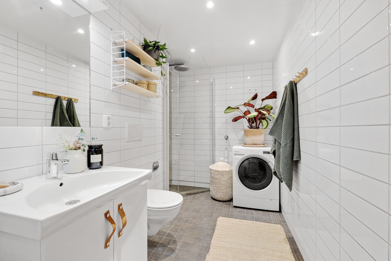 Bad II - Meget delikat, flislagt bad med behagelig gulvvarme. Badet er innredet med dusjhjørne, servantskap og veggmontert toalett. Galleribilde