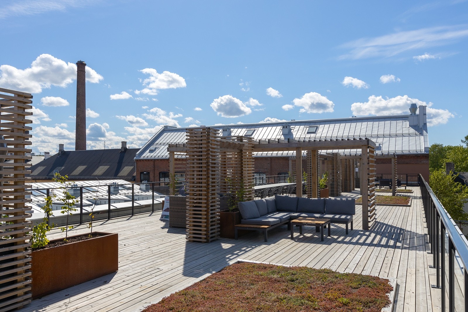 Takterrassen er meget pent opparbeidet med sittegrupper og langbord, perfekt for varme sommerdager Galleribilde