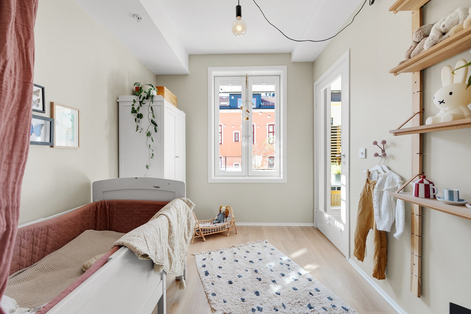 Rommet har malte slette vegger i en tidsriktig farge Galleribilde
