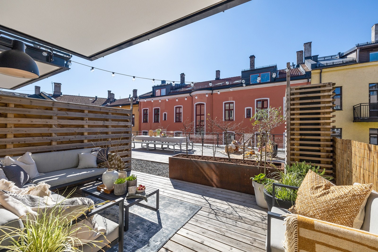 Terrassen blir en naturlig forlengelse av stuen og kjøkkenet gjennom sommerhalvåret Galleribilde