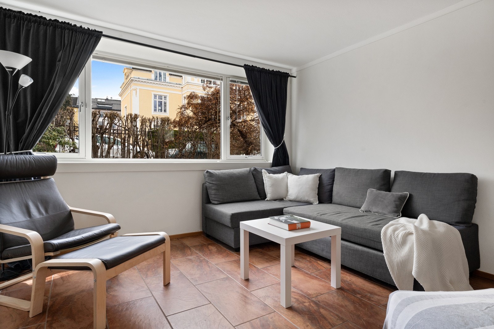 I 1. etasjen er det et innredet rom som brukes som stue/kjøkken. Rommet er ikke godkjent for varig opphold. Galleribilde