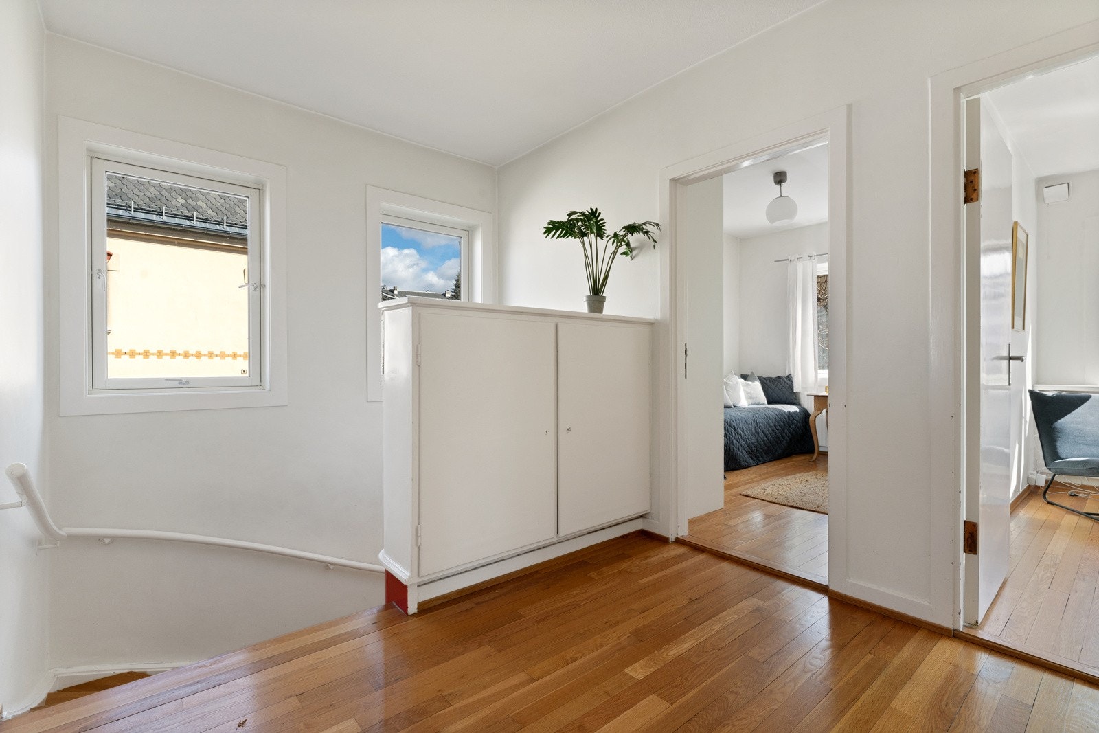 Boligens 2. etasje byr på fire gode soverom og to bad. Galleribilde