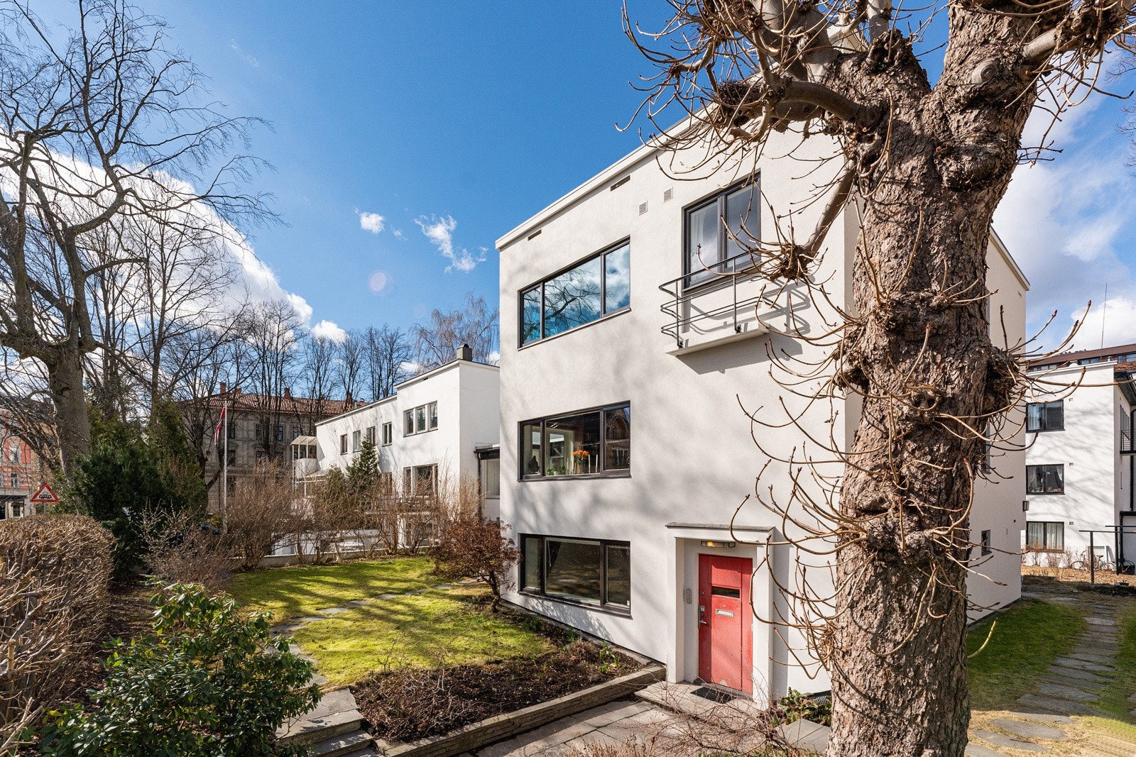 Det er to innganger til boligen, en fra hagen og en fra gårdsplass. Galleribilde