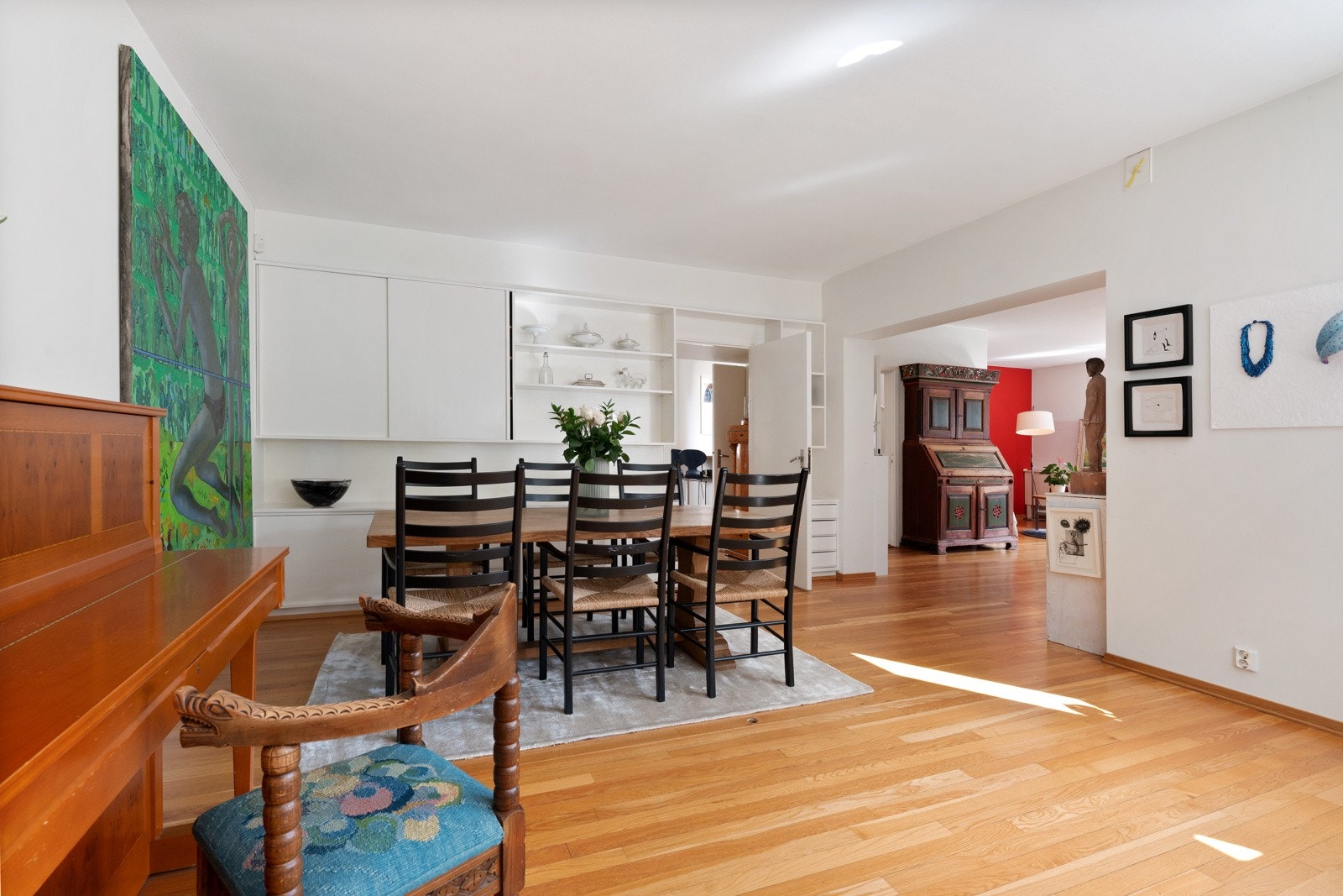 Boligen har en fin planløsning med gode rom og generøs takhøyde. Galleribilde