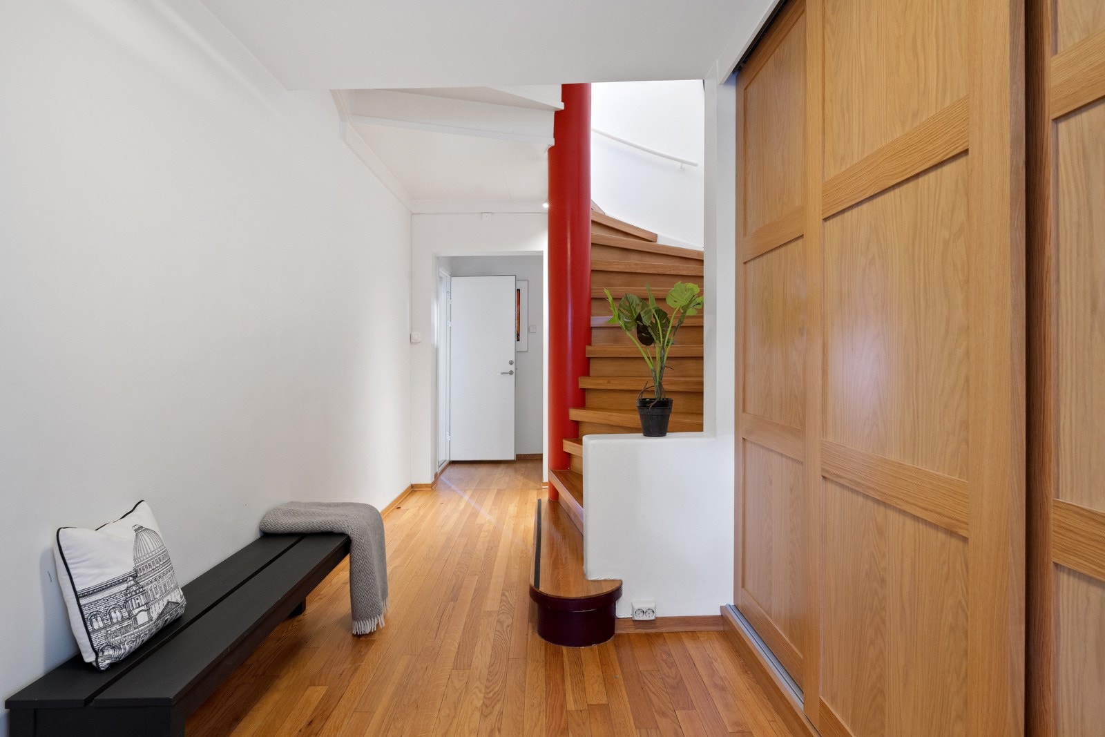 Gang i 1. etasje med skyvedørsgarderobe. Galleribilde