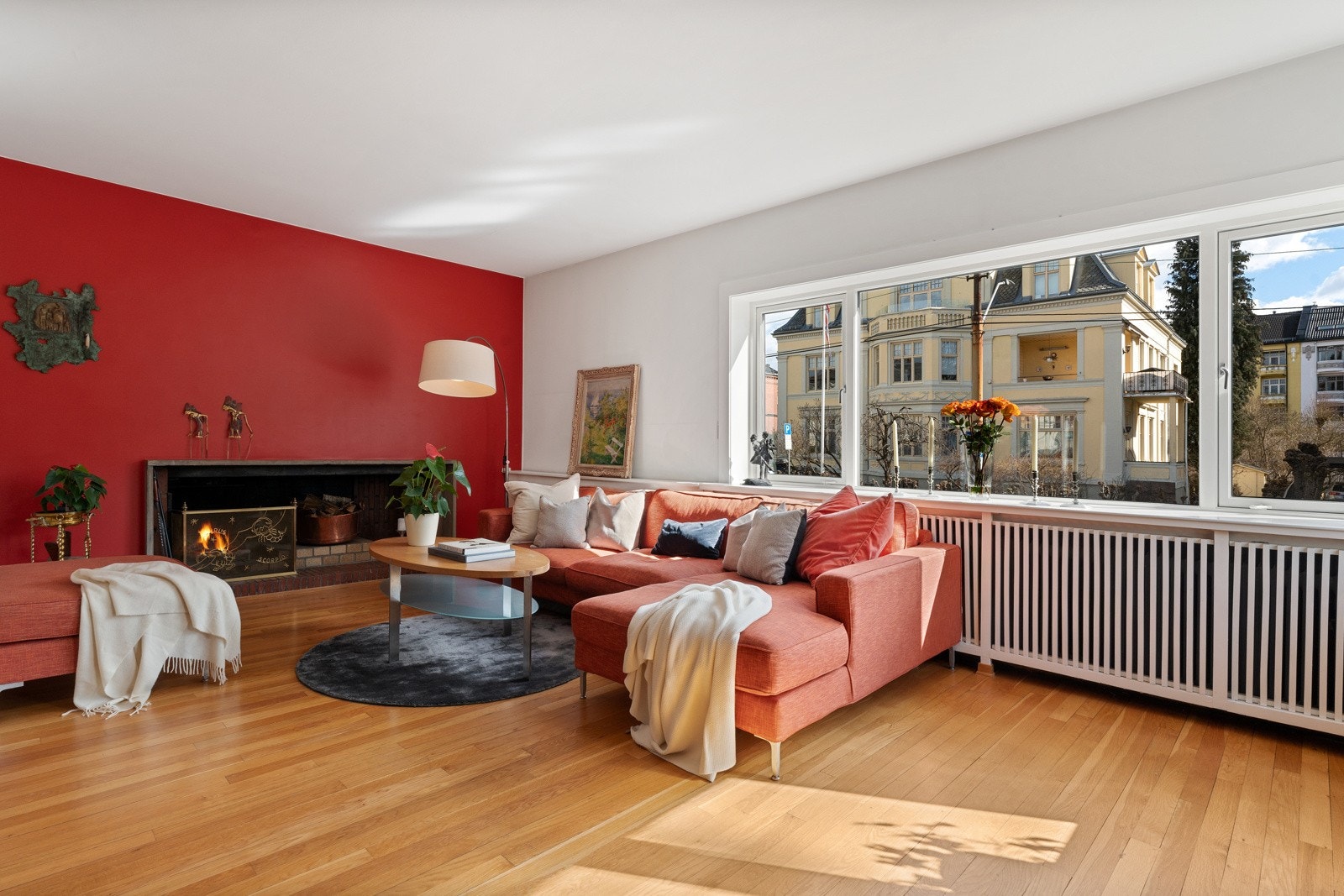 I stuen er det en koselig peis. Galleribilde