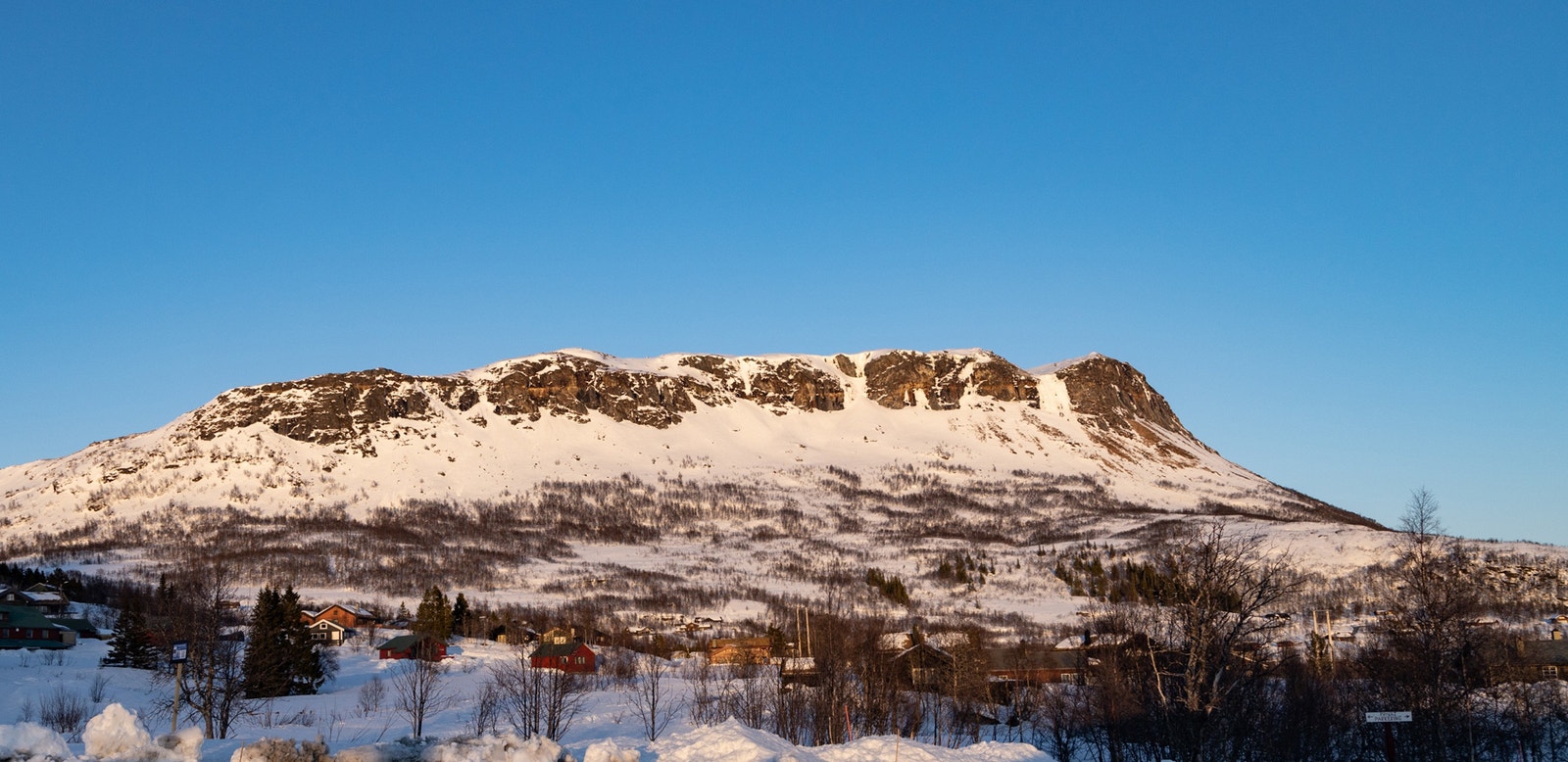 Grytehorga våker over Solbakken hyttegren Galleribilde