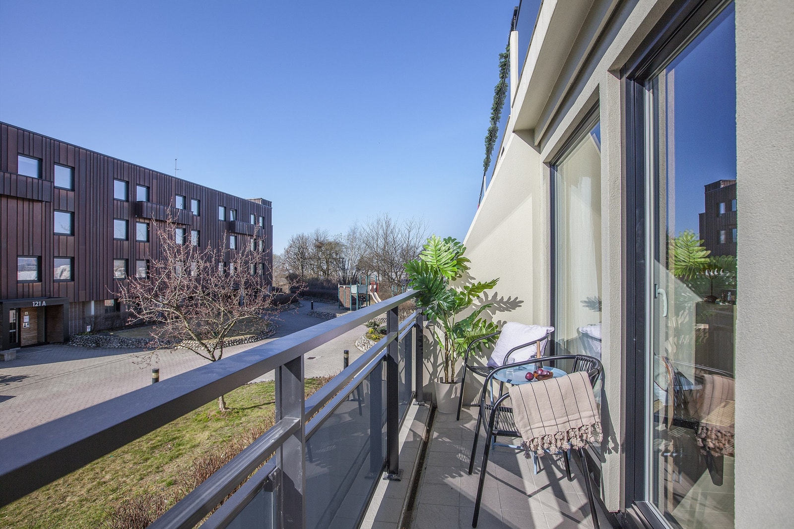Utgang til terrasse fra begge soverom, samt god plass til utemøbler i begge ender. Galleribilde