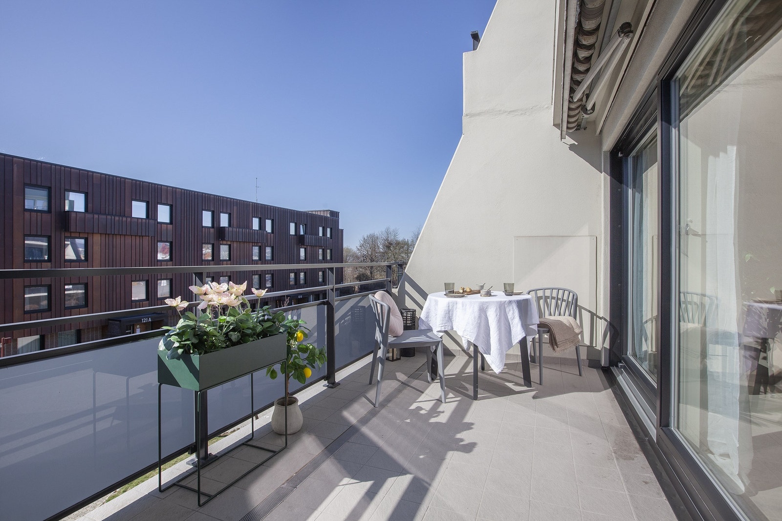 Solrik sydvendt terrasse på ca. 8,5 m² med sol fra ca. kl. 09.00 til ca. 18.00 (sommertid). Utgang til terrassen fra stuen via stor skyvedør. Galleribilde