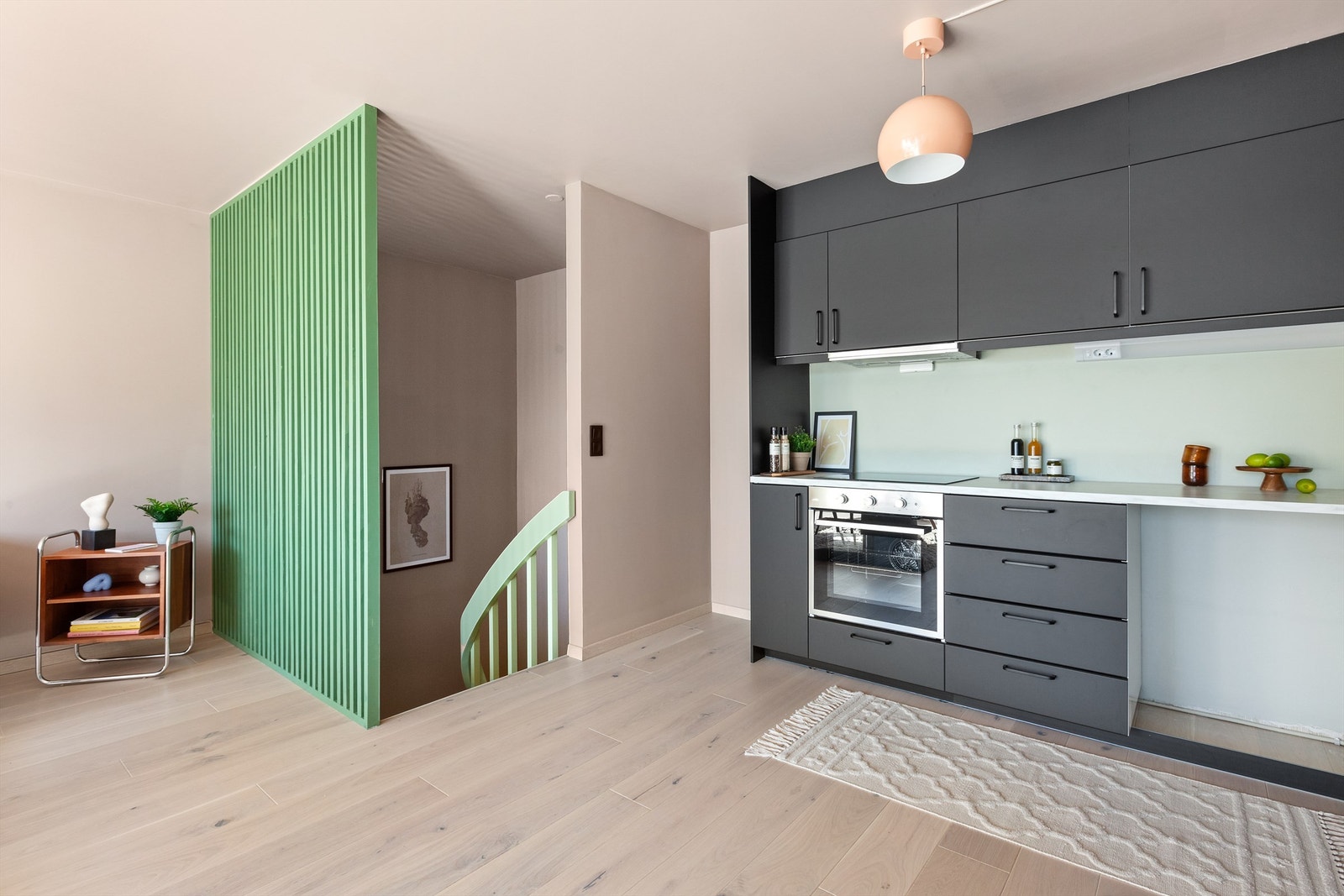 Nytt lekkert kjøkken med innredning fra IKEA med sorte matte fronter. Galleribilde