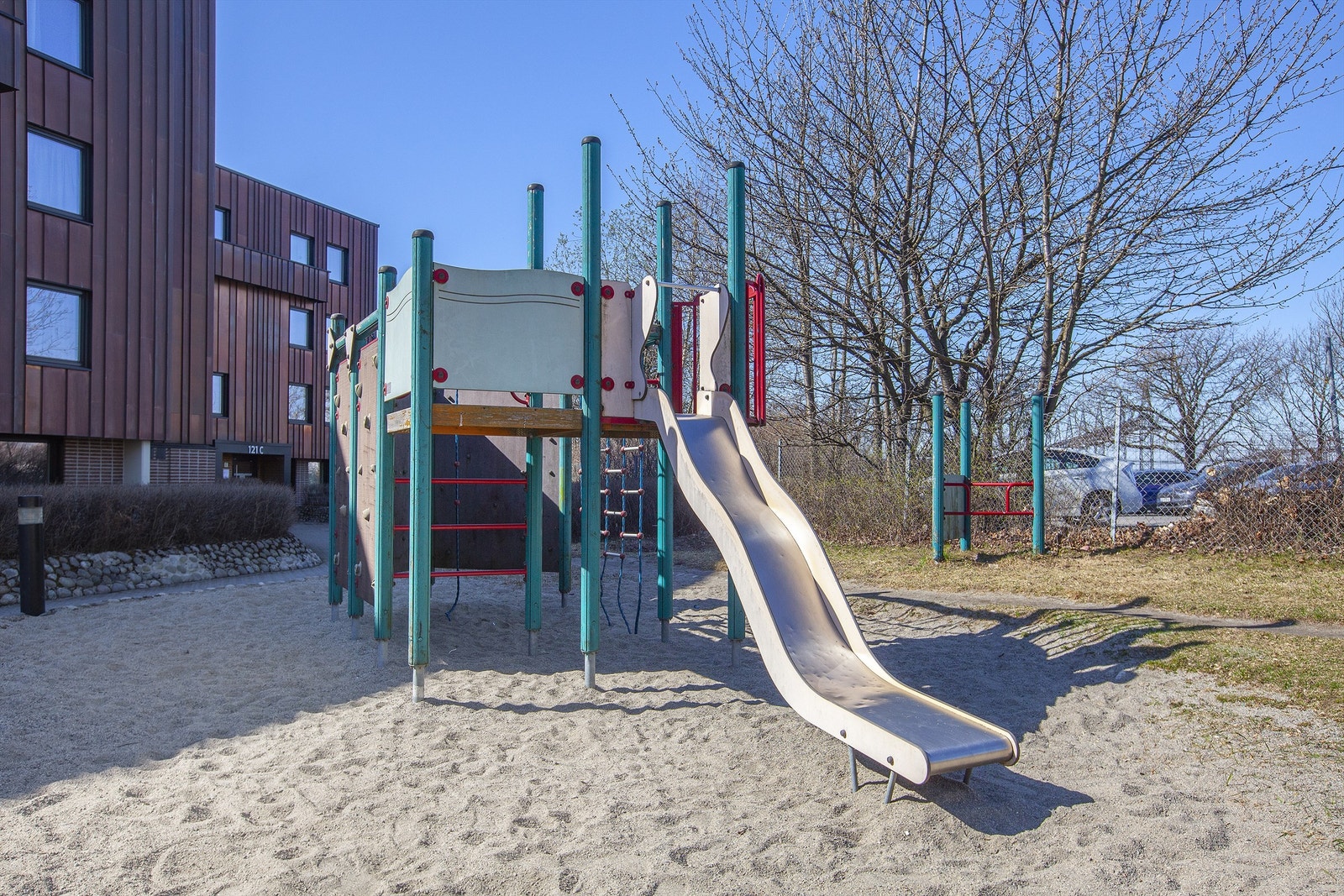 Hyggelig lekeplass like utenfor boligblokken. Galleribilde