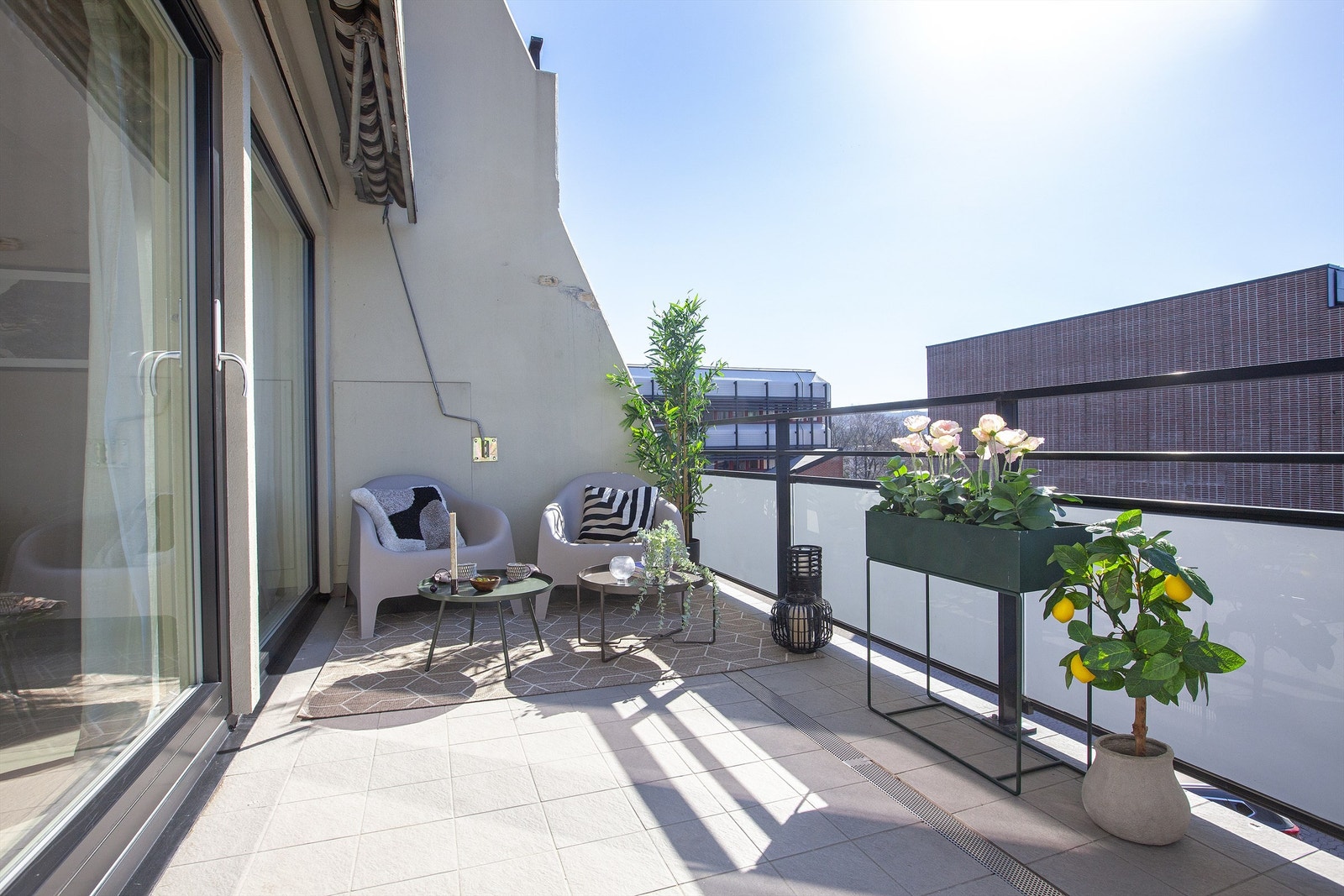 Utgang til terrassen fra stuen via stor skyvedør. Her er det god plass til diverse møbler som lounge, spisegruppe og grill. Galleribilde