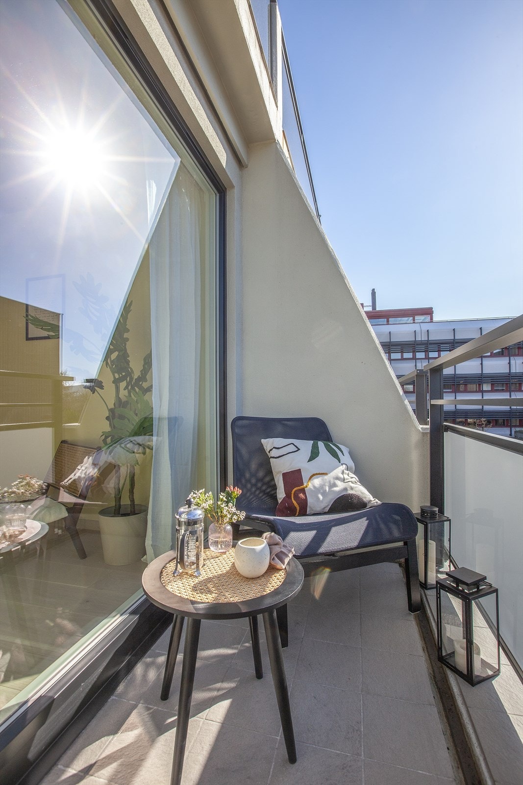 Utgang til terrasse fra begge soverom, samt god plass til utemøbler i begge ender. Galleribilde