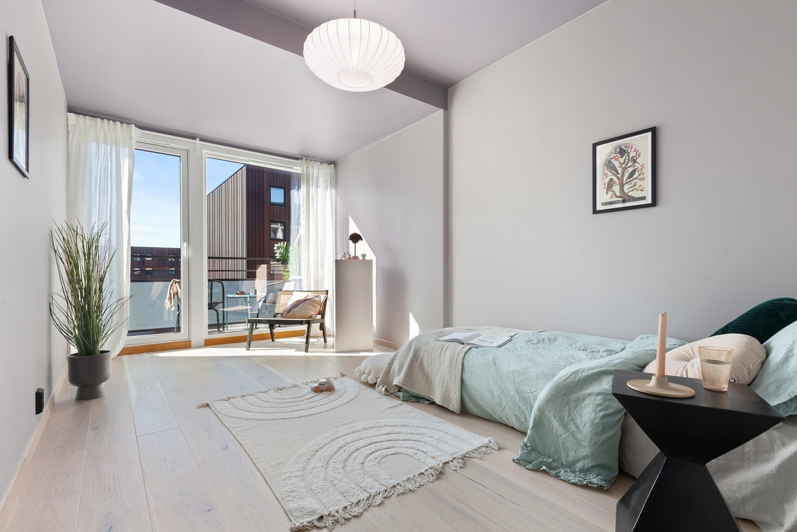 Lyst soverom med god plass til dobbeltseng og nattbord, samt plass til etablering av diverse garderobeløsninger etter eget ønske. Galleribilde