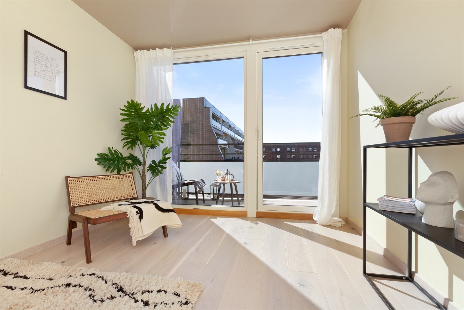 Soverommet har en praktisk planløsning med mulighet for ulike møbleringsvalg. Utgang til romslig og solrik sydvendt terrasse. Galleribilde