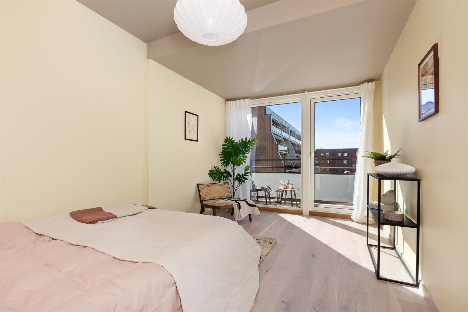 Lyst soverom med god plass til dobbeltseng og nattbord på hver side, samt plass til etablering av diverse garderobeløsninger etter eget ønske. Galleribilde