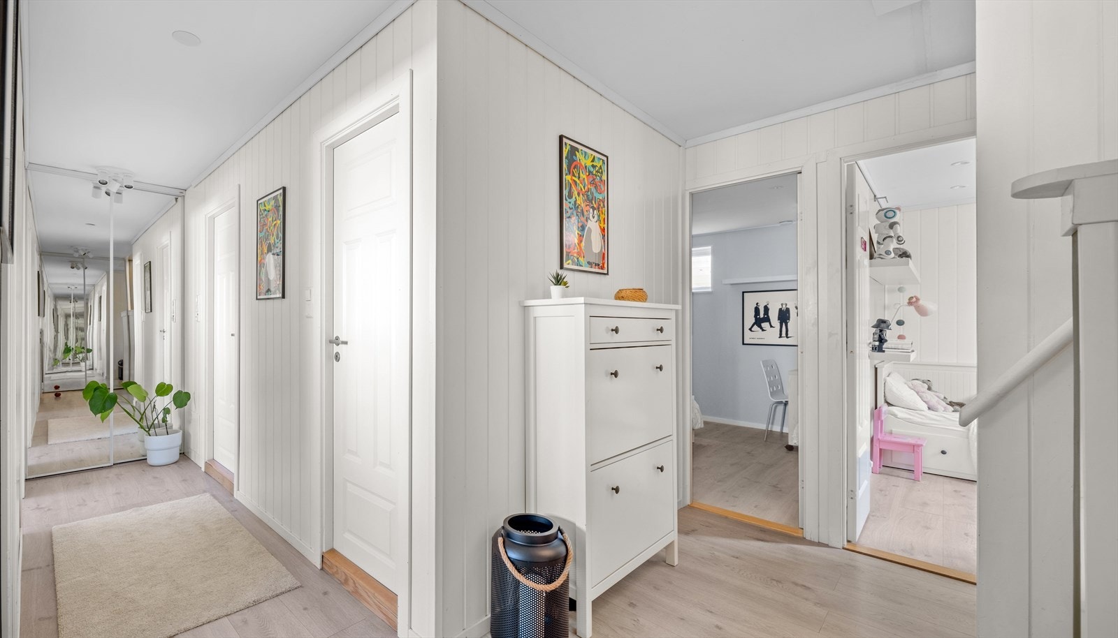 En tretrapp med eik i trinn, håndløper og tett vegg leder ned til 1. etasje. Galleribilde