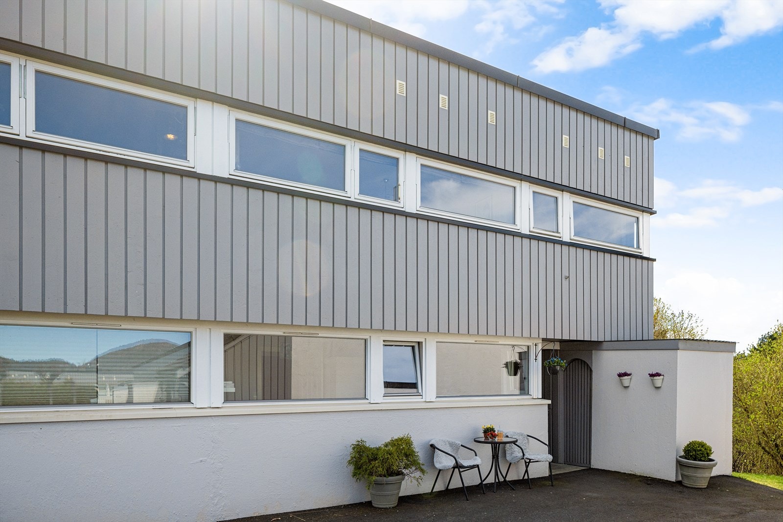 Overbygget inngangsparti med to boder på hhv. 2,70 m² bruksareal og ca. 2,38 m² bruksareal. Galleribilde
