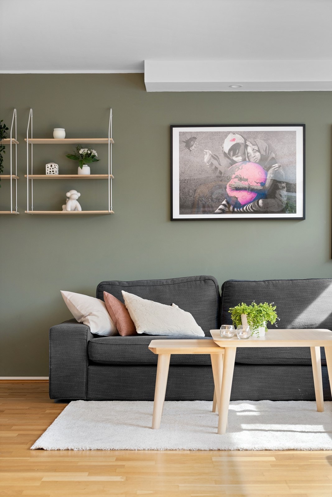 Moderne overflater med listefrie overganger til himling og innfelte downlights i stuen. Galleribilde