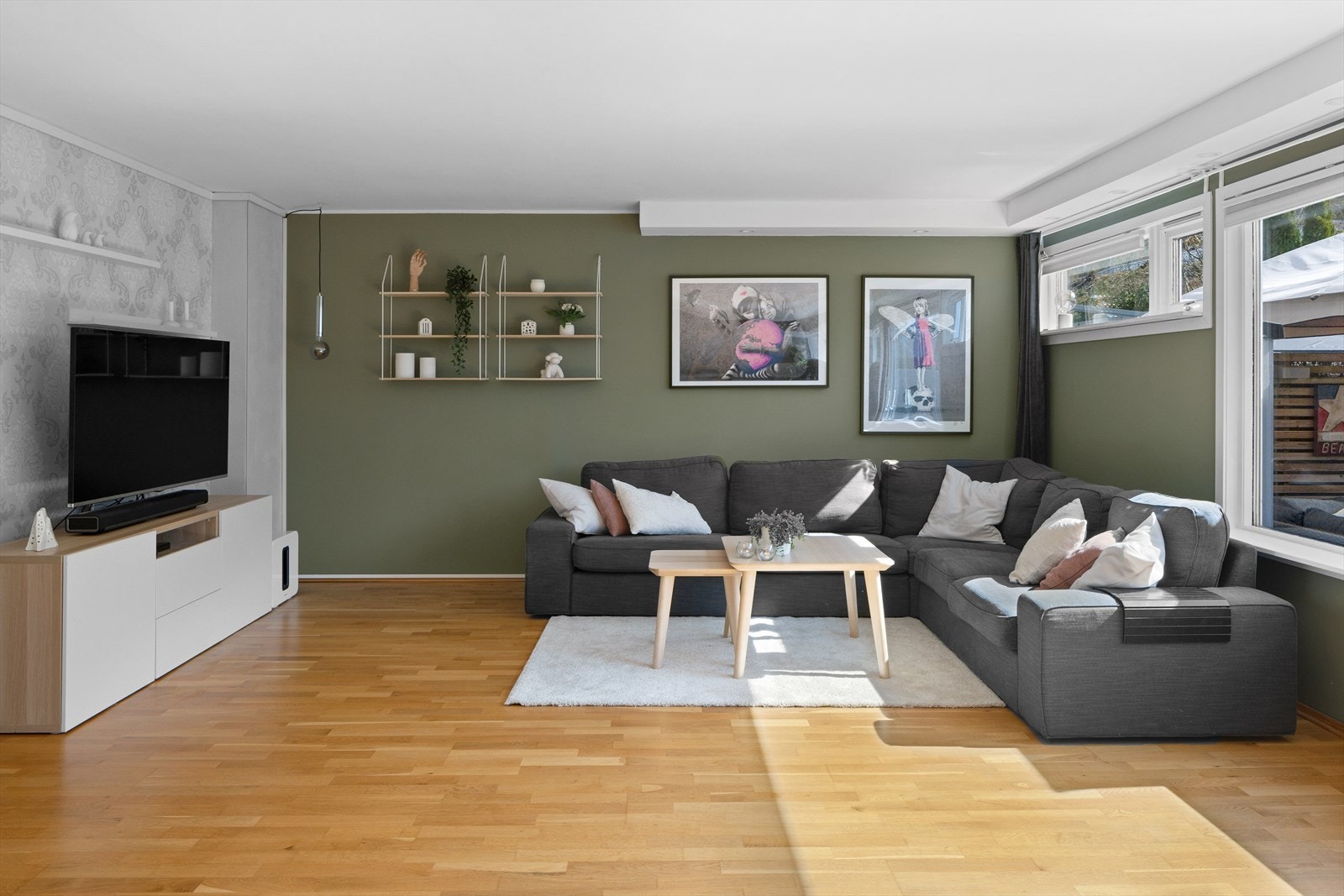 Stuen er lys og innbydende med store vindusflater og terrassedør som gir et fint lysinnslipp. Galleribilde
