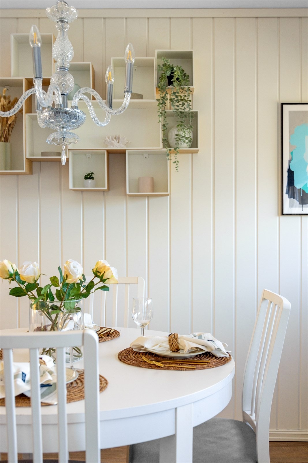 Kjøkkenet har videre god plass til romslig frokostbord. Galleribilde