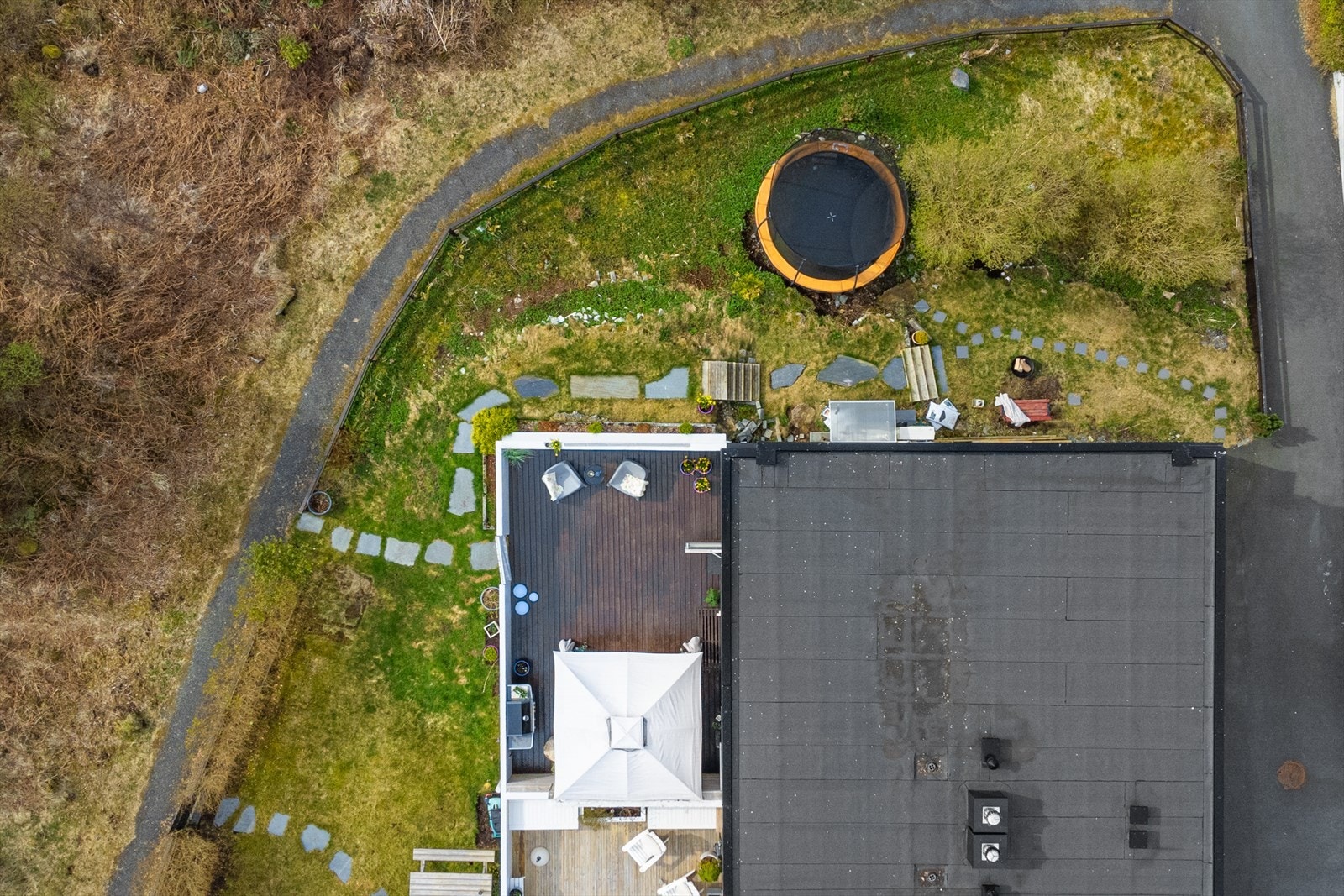 Romslig gressplen som ligger på felles tomt. Her har praksis vært at eier holder dette vedlike og har da brukt den som sin egen, og fått innredet plenen med bla. trampoline, som også kan brukes av andre i feltet. Galleribilde
