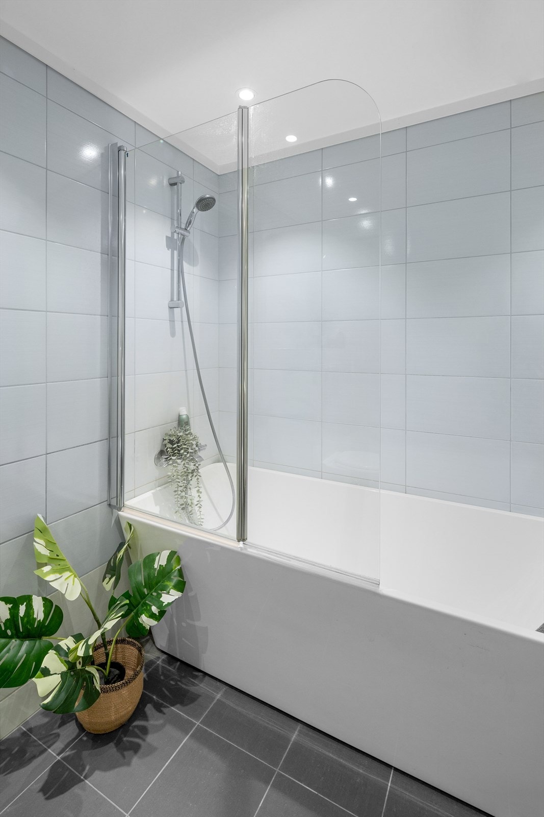 Badet ble oppgradert i 2015 med avretning, membran, legging av flis og oppgradert røropplegg - alt utført av fagfolk. Galleribilde