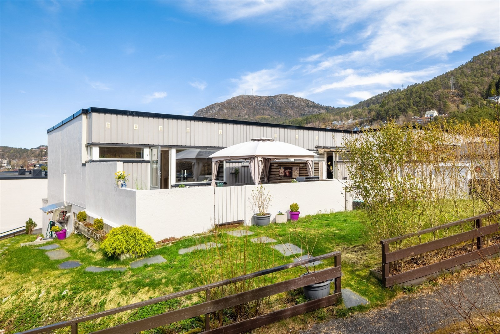 Enderekkehuset ligger i et populært og meget barnevennlig område i Fyllingsdalen. Galleribilde