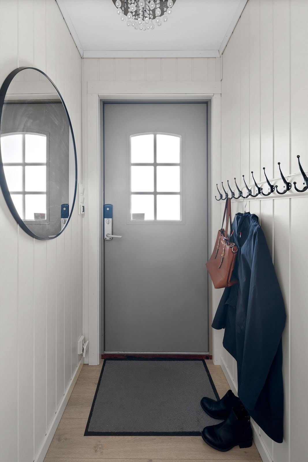 Hyggelig entré med plass til yttertøy på oppheng. Yale doorman installert på ytterdøren. Galleribilde