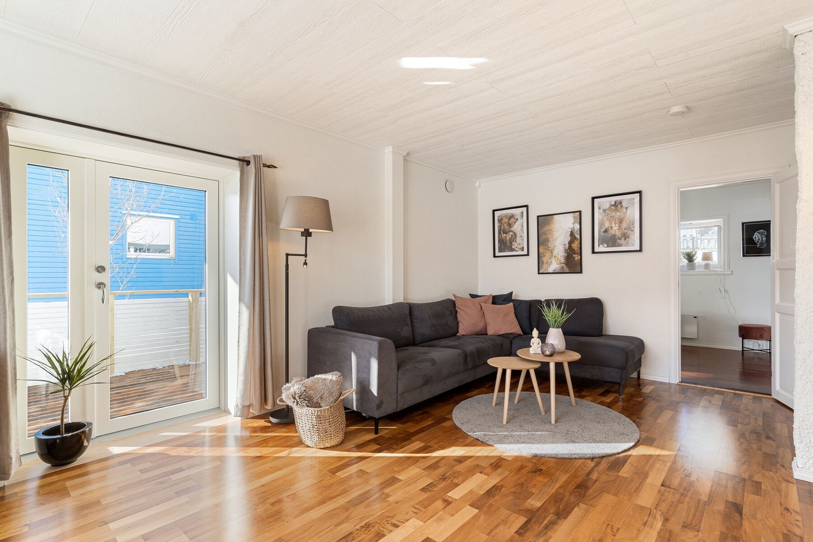 Leiligheten har en flott innredet stue, i lyse delikate farger. Galleribilde