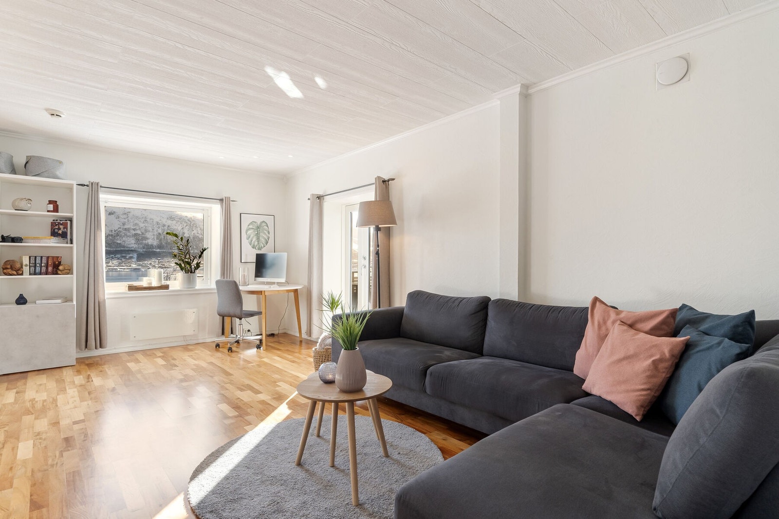 Fra stuen er det utgang til en stor, overbygd veranda. Galleribilde
