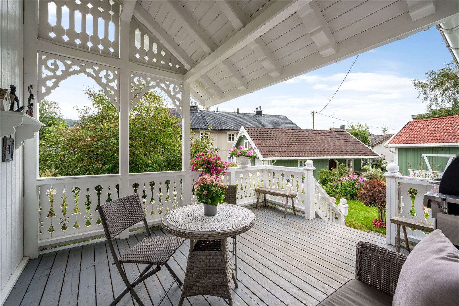 Terrasse hovedplan ned mot hagen Galleribilde