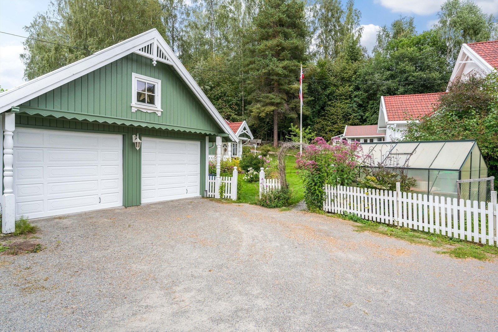 Dobbel garasje innredet med snekkerbod i bakkant. I tillegg har du flere boder og lysthus på eiendommen Galleribilde