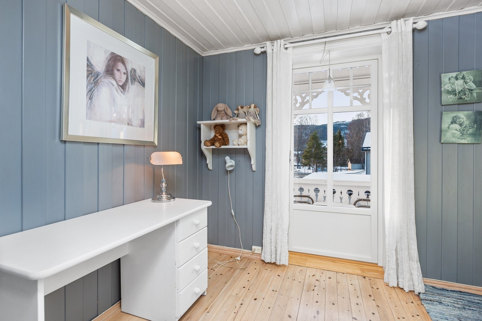Soverom nr 2 - med utgang til en svært hyggelig balkong med utsikt over tomten Galleribilde