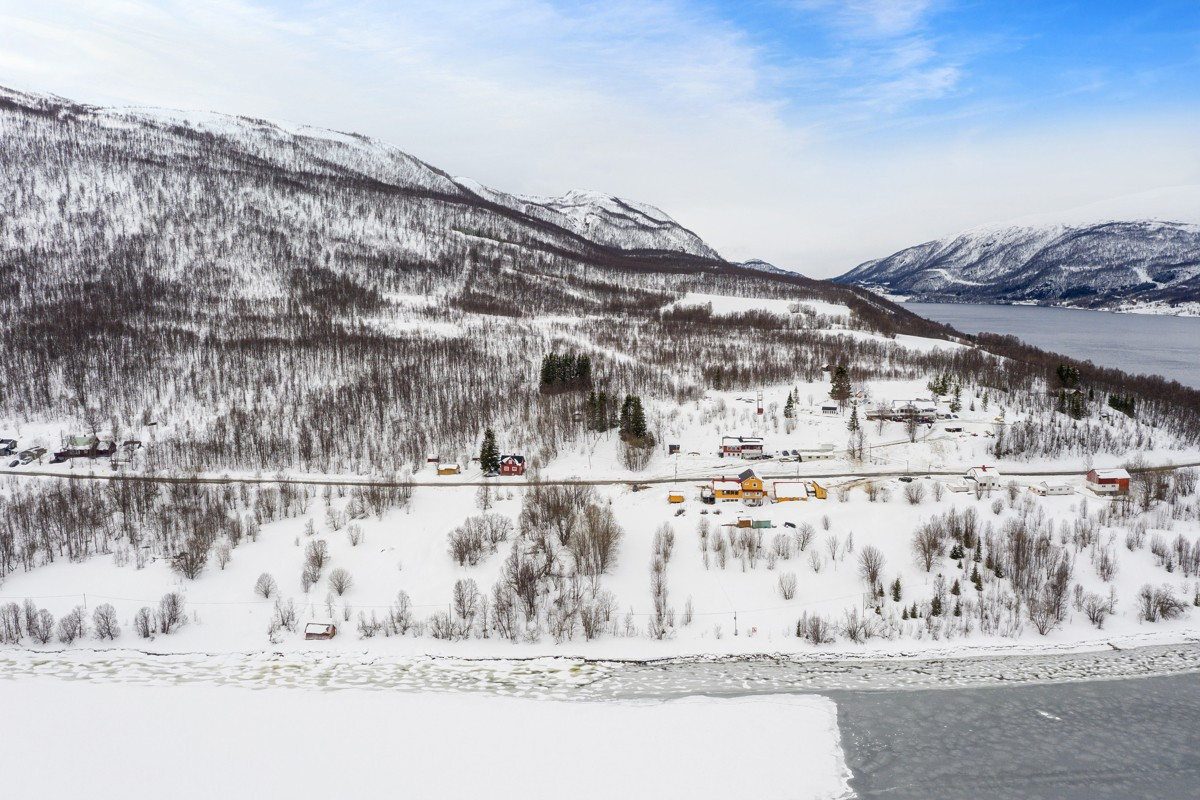 Kun et steinkast ned til sjøen