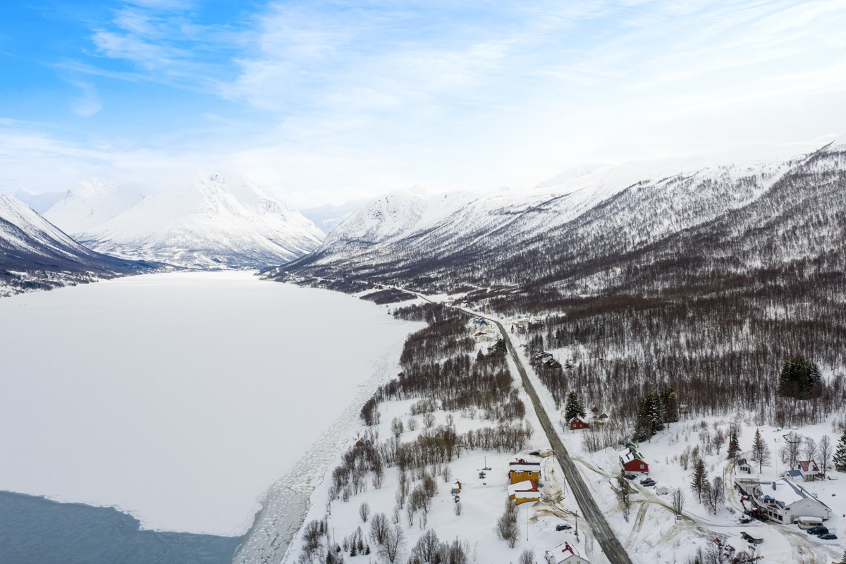 Til Tromsø er det kun 15-20 minutter med bil etter ny E8 står ferdig, og det er barneskole/barnehage kun 15 minutter unna