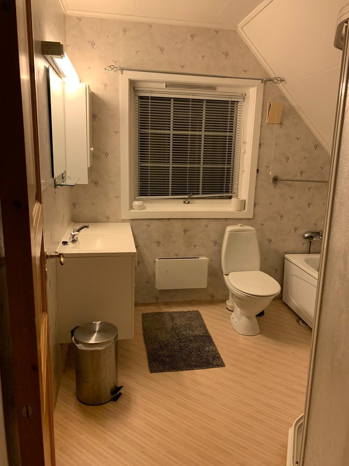 Bad med WC, badekar Galleribilde